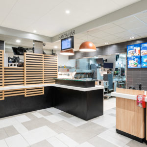 ROL Fredbergs is proud to present the delivery of McDonald’s in Västra Frölunda, Sweden. The restaurant is one of the first of its kind in Sweden with McDonalds’ interior concept ‘Natural Integrity’. It has been a very extensive and complex project and the result is a very fresh-looking and top modern restaurant with a focus on giving the customers the best possible experience. The project included refurbishing the roof, expanding the restaurant's dining room, replacing the ceiling, new flooring, replacing all the interiors and installing and expanding the restaurant's Digital signage and ordering system and renovating the kitchen. “I think that I have got the nicest McDonald's restaurant in Sweden” – says owner Ulf Ternström. Ulf has a long experience of running restaurants. He started his first restaurant in 1996 and today he owns 6 McDonald's restaurants. https://rolfredbergs.com/