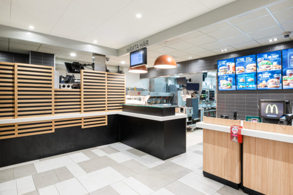 ROL Fredbergs is proud to present the delivery of McDonald’s in Västra Frölunda, Sweden. The restaurant is one of the first of its kind in Sweden with McDonalds’ interior concept ‘Natural Integrity’. It has been a very extensive and complex project and the result is a very fresh-looking and top modern restaurant with a focus on giving the customers the best possible experience. The project included refurbishing the roof, expanding the restaurant's dining room, replacing the ceiling, new flooring, replacing all the interiors and installing and expanding the restaurant's Digital signage and ordering system and renovating the kitchen. “I think that I have got the nicest McDonald's restaurant in Sweden” – says owner Ulf Ternström. Ulf has a long experience of running restaurants. He started his first restaurant in 1996 and today he owns 6 McDonald's restaurants. https://rolfredbergs.com/