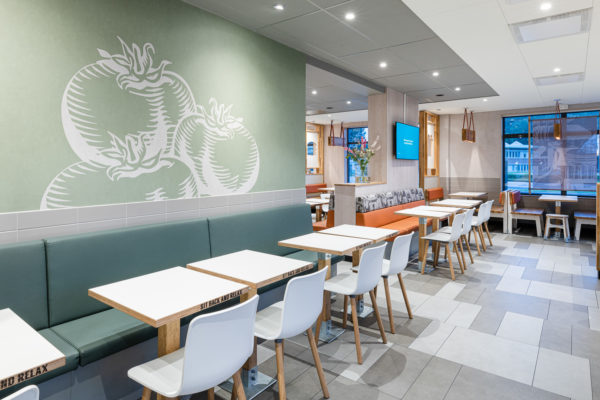 ROL Fredbergs is proud to present the delivery of McDonald’s in Västra Frölunda, Sweden. The restaurant is one of the first of its kind in Sweden with McDonalds’ interior concept ‘Natural Integrity’. It has been a very extensive and complex project and the result is a very fresh-looking and top modern restaurant with a focus on giving the customers the best possible experience. The project included refurbishing the roof, expanding the restaurant's dining room, replacing the ceiling, new flooring, replacing all the interiors and installing and expanding the restaurant's Digital signage and ordering system and renovating the kitchen. “I think that I have got the nicest McDonald's restaurant in Sweden” – says owner Ulf Ternström. Ulf has a long experience of running restaurants. He started his first restaurant in 1996 and today he owns 6 McDonald's restaurants. https://rolfredbergs.com/