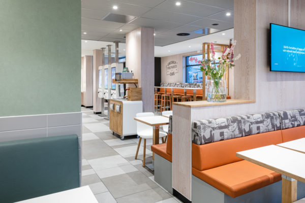 ROL Fredbergs is proud to present the delivery of McDonald’s in Västra Frölunda, Sweden. The restaurant is one of the first of its kind in Sweden with McDonalds’ interior concept ‘Natural Integrity’. It has been a very extensive and complex project and the result is a very fresh-looking and top modern restaurant with a focus on giving the customers the best possible experience. The project included refurbishing the roof, expanding the restaurant's dining room, replacing the ceiling, new flooring, replacing all the interiors and installing and expanding the restaurant's Digital signage and ordering system and renovating the kitchen. “I think that I have got the nicest McDonald's restaurant in Sweden” – says owner Ulf Ternström. Ulf has a long experience of running restaurants. He started his first restaurant in 1996 and today he owns 6 McDonald's restaurants. https://rolfredbergs.com/