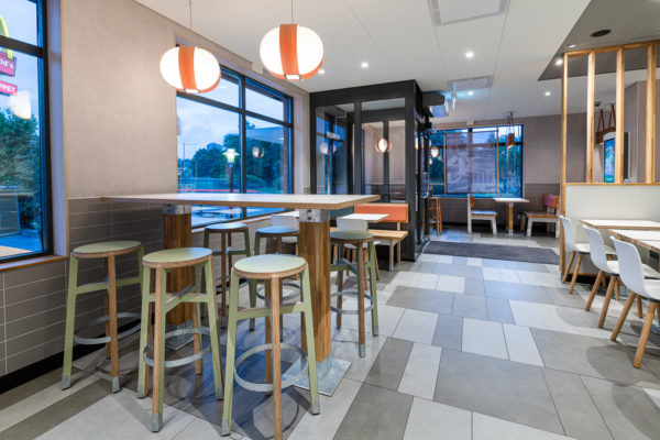 ROL Fredbergs is proud to present the delivery of McDonald’s in Västra Frölunda, Sweden. The restaurant is one of the first of its kind in Sweden with McDonalds’ interior concept ‘Natural Integrity’. It has been a very extensive and complex project and the result is a very fresh-looking and top modern restaurant with a focus on giving the customers the best possible experience. The project included refurbishing the roof, expanding the restaurant's dining room, replacing the ceiling, new flooring, replacing all the interiors and installing and expanding the restaurant's Digital signage and ordering system and renovating the kitchen. “I think that I have got the nicest McDonald's restaurant in Sweden” – says owner Ulf Ternström. Ulf has a long experience of running restaurants. He started his first restaurant in 1996 and today he owns 6 McDonald's restaurants. https://rolfredbergs.com/