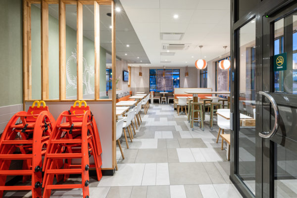 ROL Fredbergs is proud to present the delivery of McDonald’s in Västra Frölunda, Sweden. The restaurant is one of the first of its kind in Sweden with McDonalds’ interior concept ‘Natural Integrity’. It has been a very extensive and complex project and the result is a very fresh-looking and top modern restaurant with a focus on giving the customers the best possible experience. The project included refurbishing the roof, expanding the restaurant's dining room, replacing the ceiling, new flooring, replacing all the interiors and installing and expanding the restaurant's Digital signage and ordering system and renovating the kitchen. “I think that I have got the nicest McDonald's restaurant in Sweden” – says owner Ulf Ternström. Ulf has a long experience of running restaurants. He started his first restaurant in 1996 and today he owns 6 McDonald's restaurants. https://rolfredbergs.com/