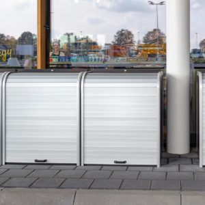 When Kuster Olie came to us with a brief to develop a future-proof concept for their gas station, our team at ROL Fredbergs helped Kuster from start to finish. The name "Your Energy Point" was chosen and had to stand for convenience, experience, service, and mobility. The ROL BOX-units were a natural integration that worked seamlessly together with Kuster Olie’s new concept. The 10,000 square meter site offers many types of fuels, but also a 35-meter long car wash, truck wash, washing boxes and of course a shop. The shop includes a two-story and even a drive-thru for customers who need to move on quickly. In this project, ROL Fredbergs put all ideas on the table in cooperation with the client and distilled a beautiful concept together. In the shop, you will find many convenience products and various seating options, but also a moss wall and a real tree to emphasize the green aspect of the concept. After determining the interior concept, ROL Fredbergs worked to realize the clients' concept within the set budget and planning, which was achieved by creative collaboration with other chosen partners. The result - a concept that has become an inspiration for many industry peers. https://rolfredbergs.com/