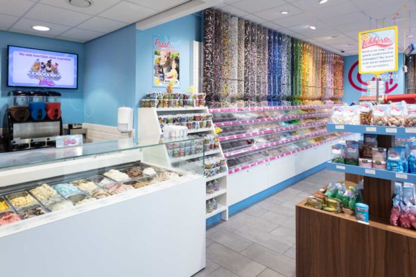 At Lekkersss in Axel, you enter a store full of delicious sweets, chocolate, pastries and ice cream in all colors, scents, and sizes. The store design is made to highlight the goods and let them take their place and be seen. “The six-meter long candy wall, right up to the ceiling, is an eye-catcher that attracts customers into the store”, says owner Mirjam Sariman.
Mirjam is a true entrepreneur and besides Lekkersss she has other franchise companies such as Albert Heijn, Bruna, Etos, Gall & Gall, Anytime Fitness and Family restaurant. She is the second generation and runs the company with her sister and brother. The Family company has existed for more than 40 years.
Mirjam says, “I’m very happy with ROL Fredbergs performance. The design process went smooth, despite the many smells and colors of all the goods, the store also feels calm and relaxing. We selected partners carefully for this project. The short deadlines had to be met and we wanted a good, future proof quality interior. These demands were successfully achieved. Project manager Geoffrey Boltjes says, “This is one of the most colorful projects I have managed, that made it fun’. ‘Of course, we had a tide schedule, but we handled it the way the customer demanded it upfront”’. The result: a delicious store! https://rolfredbergs.com/