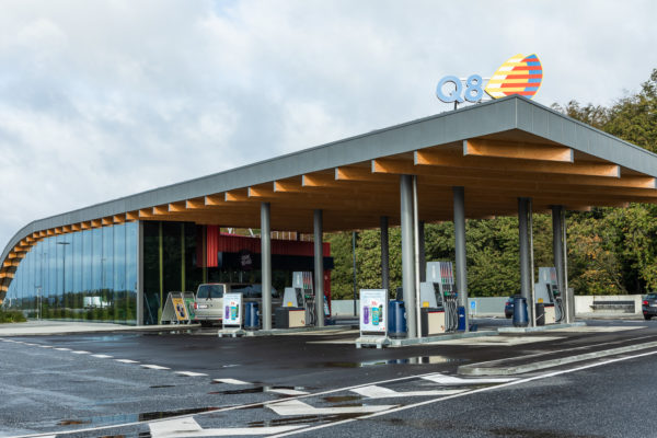 Q8 have built two new service stations, Kalbygård Skov North and South, located on the new motorway between Aarhus and Silkeborg. The stations are designed by the Norwegian architectural firm Snøhetta and they are built on sustainable principles. The new service stations are architect-designed to fit into the beautiful landscape with the deciduous forest to the north and the hills to the south.
In addition to refueling points for both passenger cars and heavy traffic, the Food Deli shop, lounge and restrooms, the service stations also have opportunities for physical activity. It includes a play area on the roof with various play equipment, so that both young and older visitors can have an active break on the journey. The new service stations are built on sustainable principles, so they use 50 percent less energy than similar stations of the same size. For Q8, sustainable solutions and services are part of the strategy for the future.
"We focus on energy optimizing all stations - but now that we have the opportunity to build brand new, we will show how we build sustainably and in harmony with nature," says Helle Dahlgren Skov, Director of Retail & Associations in Q8. “As an energy company, we have a co-responsibility for more sustainable development, and we want to play an active role.
All change starts with ourselves, ”she concludes. At the Kalbygård stations Q8 have installed solar cells, heat pump and LED lights, and the stations are built according to sustainable principles with CLT wood elements and the use of laminated timber beams that are more sustainable building materials than concrete, for example. Architecturally, they also stand out from the service stations you usually meet.
ROL Fredbergs had the opportunity to interview Q8´s project Manager Jan Schjødt. Jan has worked for Q8 Denmark for 34 years. What was the main purpose of building a new Flagship service station for Q8? “It was to create a starting point for a concept, adapted for the future. To reduce CO2 emissions by 50% and to build the future petrol forecourt station”.  What where the most critical factors in the project? “Budget, as well as making a functional store in the architect's character frame.” How do you think the implementation of the project has gone? “We had challenges because the builders were not finished on time, so conceptual implementation and building took place at the same time. I think the project was very successful under the conditions we had to work with. The implementation of the store was the part that worked best throughout the project” – says Jan Schjødt.
Project manager for ROL Fredbergs, Maria Sandberg, has worked 18 years for ROL Fredbergs. “This was a very special project”, says Maria. “The somewhat unusual material choices and how they are used in the concept was a challenge for us during the current time frame. In the cash line, bamboo is used together with leather. The new material choices create an incredibly new and exciting concept”, says Maria. The production and delivery of the new concept has gone well, thanks to good communication with Jan Schødt, who has always quickly answered the questions we had. ROL Fredbergs is grateful to have been part of Q8's concept development project. “It's been fun, and I am proud of our delivery. It's great that the customer appreciates our contribution to the new service station, I think the result is very nice”, says Maria.
If you stay in the new stations between Aarhus and Silkeborg, you can experience a new food concept, Food Deli. The ambition is to offer customers fresh and delicious food on the go. The food is prepared continuously so that you are always sure to have a high-quality food experience. You get your food quickly and easily and it is smart to take on the go. The stations at Kalbygård Skov have, as the first, introduced an almost organic bread assortment, a vegan burger and a vegetarian version of Q8s popular sandwich. https://rolfredbergs.com/