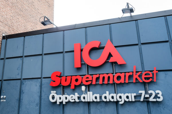 ICA Supermarket Telefonplan 
ROL Fredbergs is proud to present our latest delivery to ICA Supermarket Telefonplan, more than just an ordinary grocery store. Where the staff dining room of Ericsson was once situated you will now find a new ICA Supermarket. The building is, just like the surrounding area, a cultural monument. This area brings back many memories of the necessary break from work and spontaneous lunch meetings. Now ICA look forward to new experiences, meetings and discoveries, with the food in focus.
ICA´s store is a modern food market for everybody. Large enough to have cooked food, a snack bar, a pizzeria and a deli. But intimate enough for customers to be served by the inspiring staff and give them the feel that they can sit down and eat, whenever they require. Fredrik Stålnacke has been employed by ICA since 2001 and has managed his own store as far back as 2012. Fredrik is a very experienced gentleman who knows very well how to run a store and more importantly how to run a successful business. 
Fredrik tells us a bit of his experience regarding the new food concept, deli and café. “I like best about the concept is that it is simple and stylish. It is easy to customize and change the layout whenever necessary. I like the Deli department, I think the concept is “tasty“ and uniform. It feels exiting and welcoming. The café concept is very pleasing. There is a common thread to the interior design and the surfaces feel well balanced”. On what he thinks is important in the concept, is to give the customers a good experience in his store. “A cosy feeling, an interior that combines the hard metal surfaces with softer details that make it more welcoming. The rib panels and colours give the concept an overall softer appearance. Together with the adjustable shelves where we can display inspirational products in detail. I´m very pleased with the concept design that ICA have developed with technical support from ROL Fredbergs. I can see that ROL Fredberg supplies exiting and modern concepts to us at ICA and furthermore to many other major brands. 
Because this was a new establishment I wasn’t very involved in the details of the project but ROL Fredbergs delivery went smoothly, to be honest we didn’t pay much attention to it because we didn’t need to.  We also talked to ROL Fredbergs Project manager Henrik Stahre and Technical designer Fredrik Svensson. This is what they have to say about the project. “After winning the tender for the concept, a design developed by ICA, we started the process of technical engineering. 
The largest challenge was to find suitable equipment for the warm and cooled food offer. Equipment that was in keeping with the design, fitting into the furniture, having the desired display properties and offering a reliable and functional solution. Thanks to a close cooperation between ICA, the equipment supplier and ROL Fredbergs, together we were able to find a good solution”, says Henrik. “One of my tasks was to make a technical design that is flexible for store owners. They must be able to configurate their needs, but still keep the functionality and design,” says Fredrik. 
ROL Fredbergs work as the coordinating partner for the deli and café department in the store. Henrik described how ROL Fredbergs produced the furniture, call off the machine equipment and assemble everything together in our factory. The units are then transported ready to be placed in the store. Henrik says, “by moving the assembly and pre installation tasks to our factory, we were able to reduce the installation time on site. This in turn had the effect of minimising the interference of the in-store sales process and making the complete task more efficient.”
ICA want to give everybody who lives and works in the area access to good food and service in their new Supermarket located at Ericsson's old office. The store is 2100 m2 and is situated in a fast-growing popular area. The neighbourhood has been developing a lot over the last ten years.
New building plans for the Telefonplan area were finalised in 2017.In addition to the plan to build a new grocery store, several retail outlets and cafes, the plan included the building of several new houses, a nursery school, new business premises and a neighbourhood park. https://rolfredbergs.com/