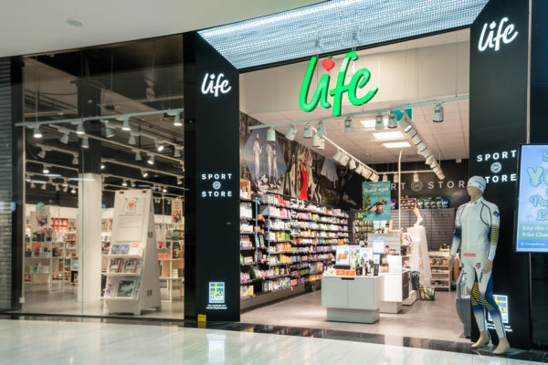 Life - Mall of Scandinavia
Life is one of the Nordic region's leading health retailers with its 345 stores spread across Norway, Sweden and Finland. ROL Fredbergs supports Life with both establishment of new stores and renovations and rebuilds of existing stores. “It is usually a turnkey delivery of a shop and sometimes also dismantling of a store during a relocation”, says ROL Fredbergs project manager Katarina Ås. 
ROL Fredbergs would like to proudly present one of the projects delivered, the store at Mall of Scandinavia and the shop concept "Sport Store". ROL Fredbergs delivers construction project management, architectural design, store layout, construction and installation of floors, walls, ceilings, lighting, shop fittings and signs. “It's a lot of fun and inspiring projects, ”says Katarina Ås, who has worked as a project manager for  three years. https://rolfredbergs.com